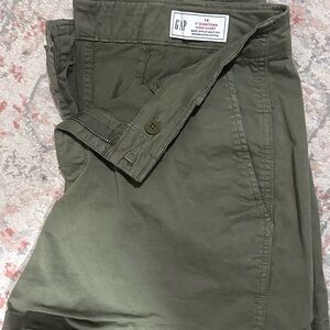 GAP 4” DOWNTOWN KHAKI SHORT- OLIVE GREEN